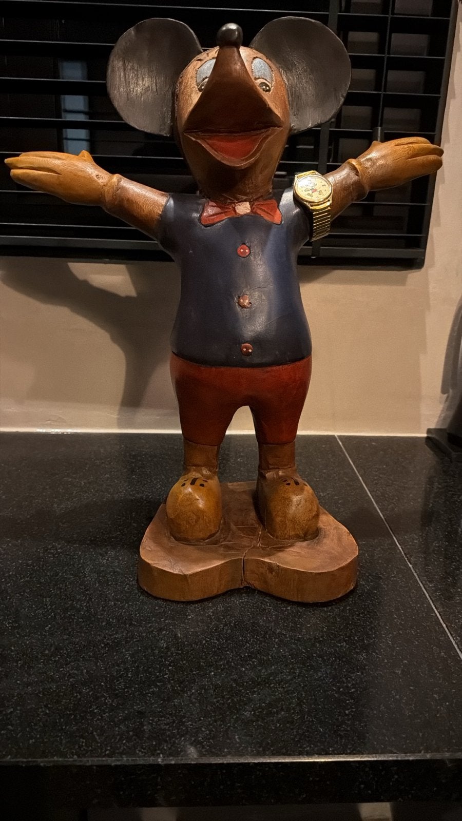 Uniek Houten Mickey Mouse Beeldje met Horloge, Verzamelen, Ophalen of Verzenden, Mickey Mouse, Gebruikt, Beeldje of Figuurtje