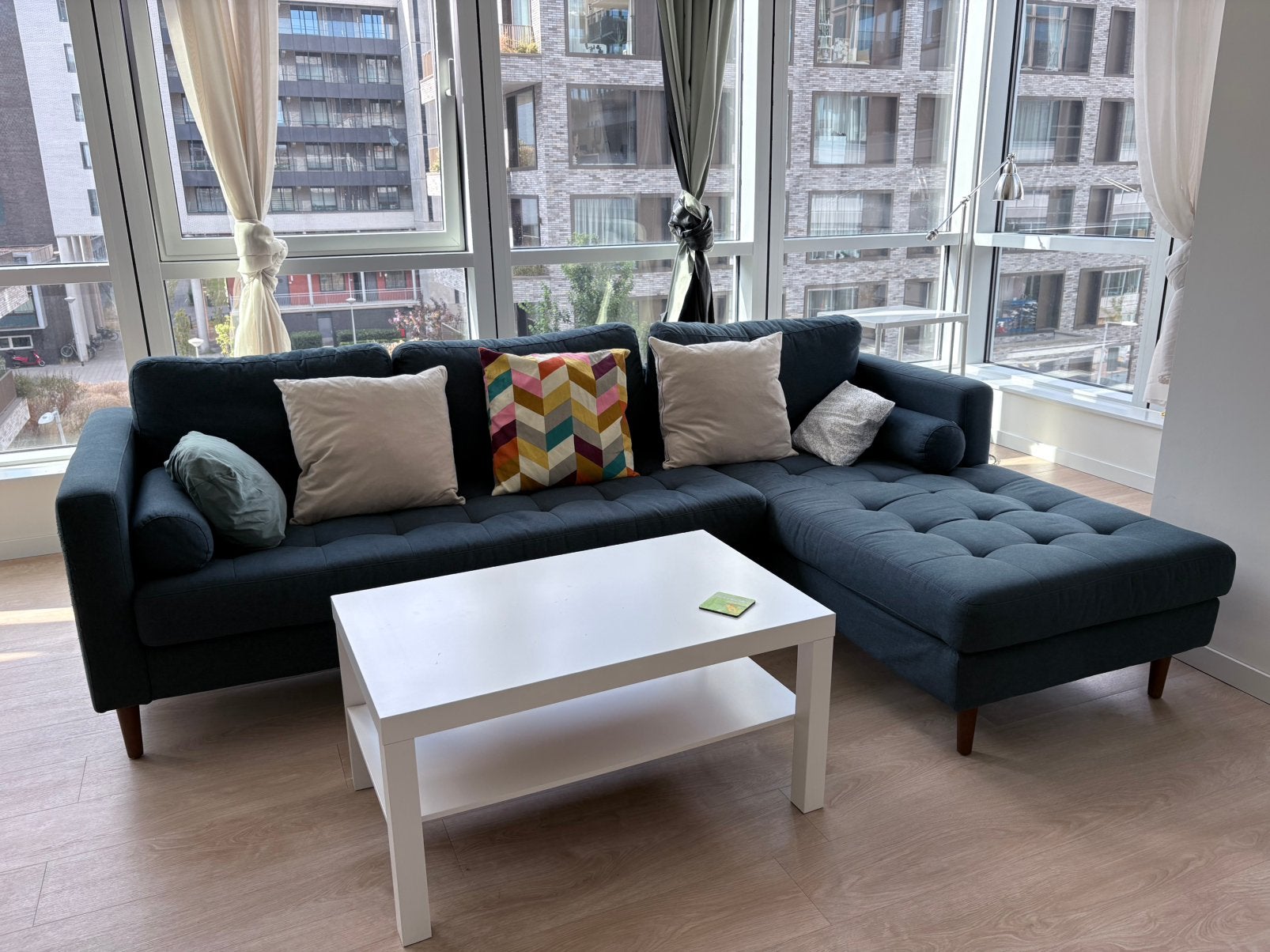 Pair of beige colored cushions with cushion covers, Ophalen, Zo goed als nieuw, Eenpersoons, Minder dan 150 cm