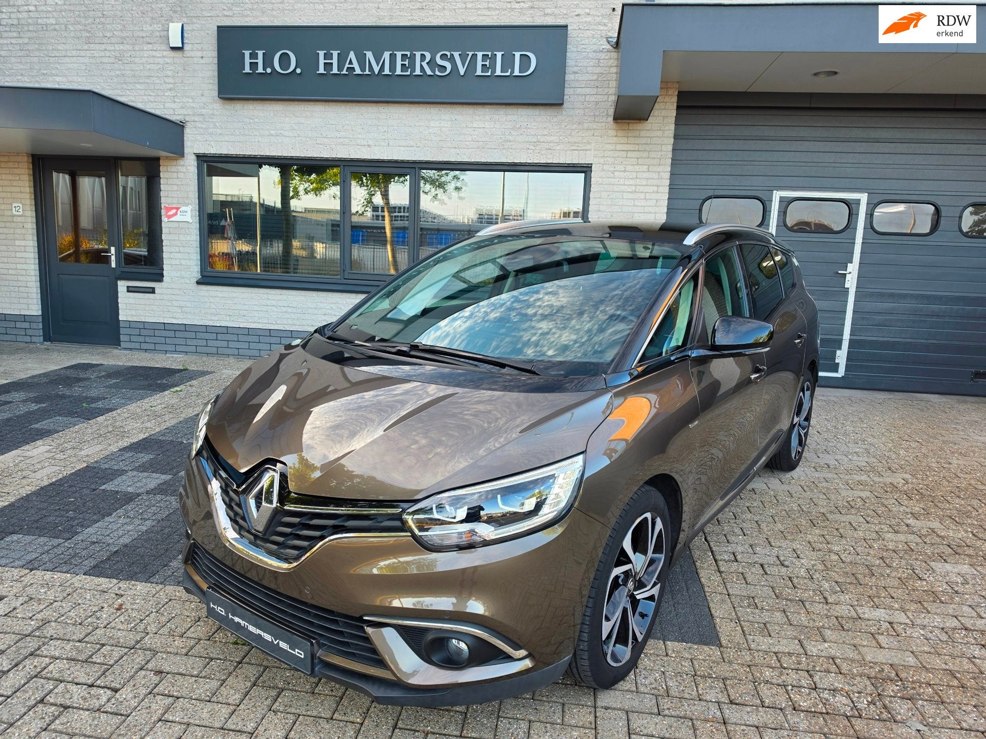 Renault Grand Scénic 1.3 TCe Bose 7p Aut. 35.952 km! Nieuw, Auto's, Renault, Voorwielaandrijving, Gebruikt, Bruin, Bedrijf