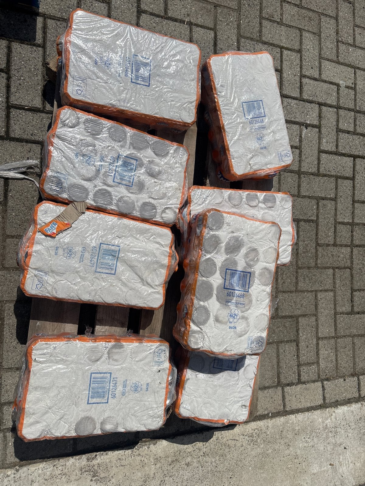 Partij frisdrank trays - verpakking beschadigd, Ophalen