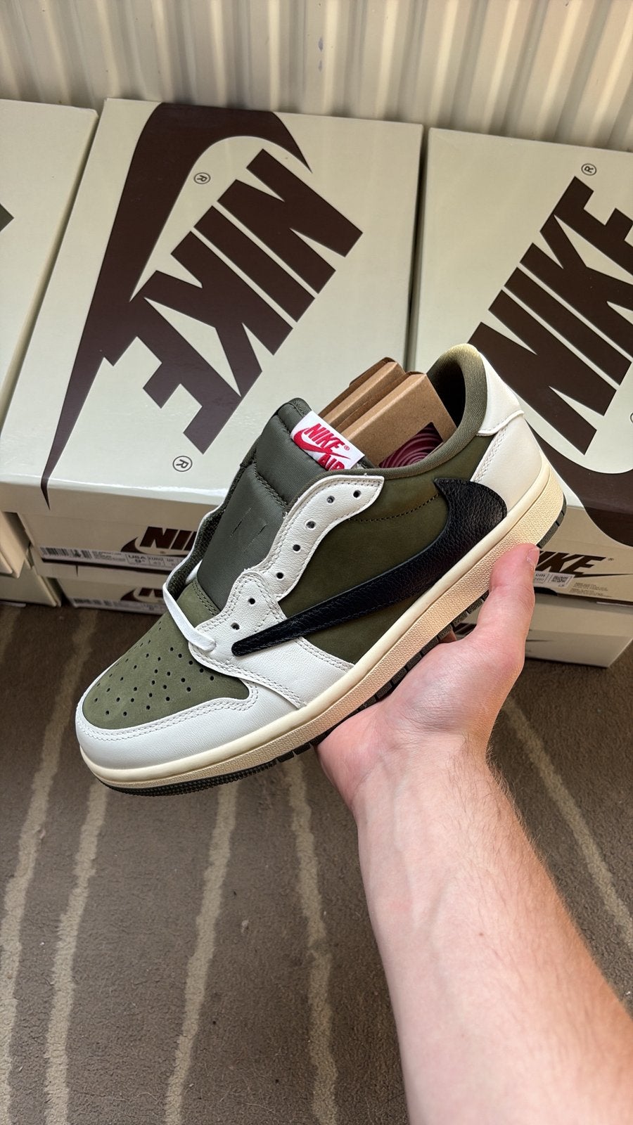 Travis Scott Medium Olive | EU43, Kleding | Heren, Schoenen, Ophalen of Verzenden, Nieuw, Overige kleuren, Sneakers of Gympen