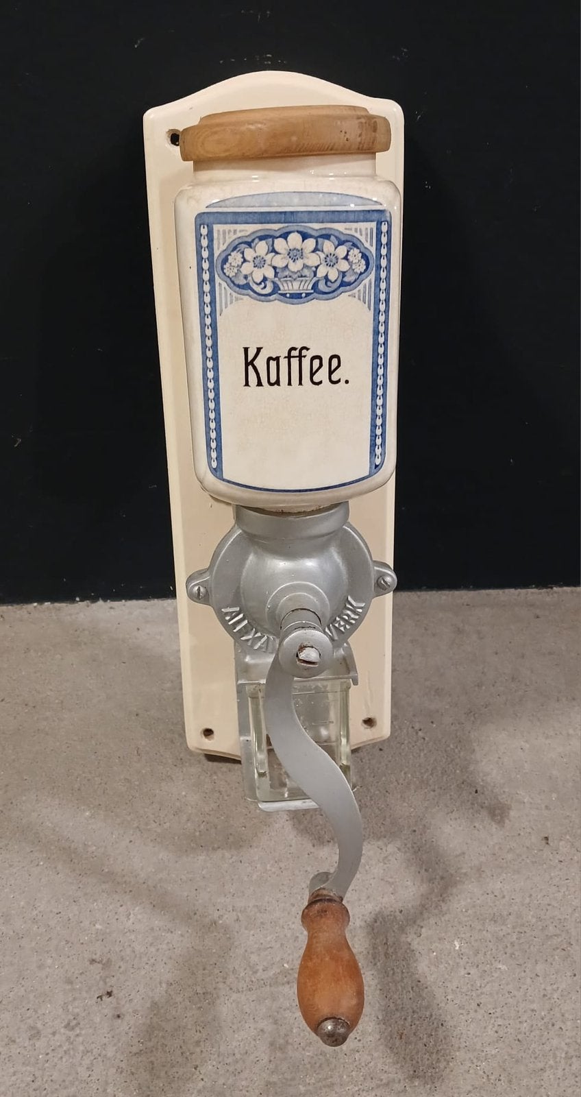 Oude wandkoffiemolen, Ophalen