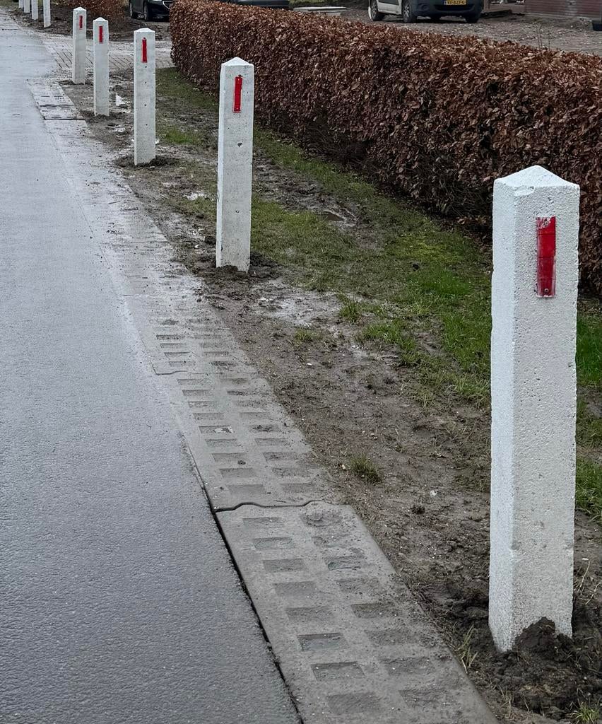Betonnen bermpalen met reflector, Ophalen, Gebruikt, Minder dan 180 cm, Palen