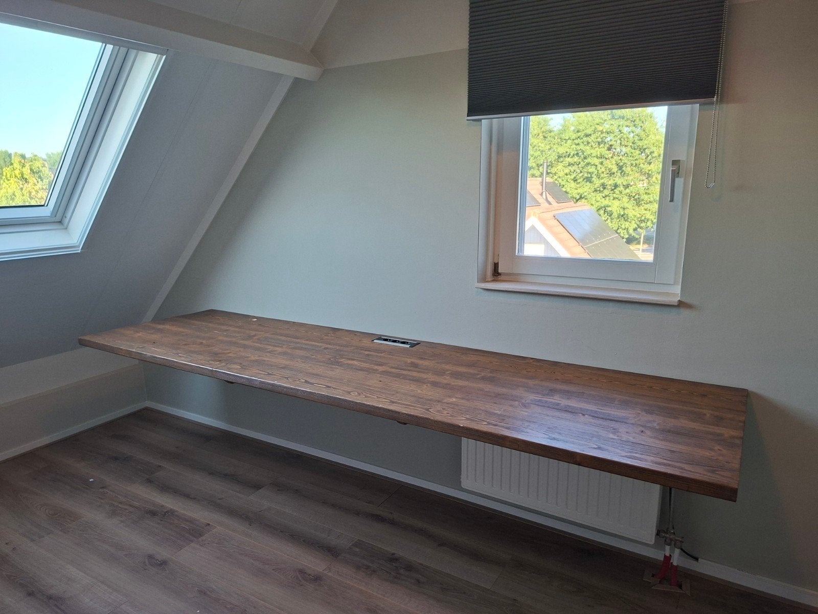 Zwevend bureau met wandsteunen en 3 ingebouwde stopcontacten, Ophalen, Gebruikt, 280 cm, Hout