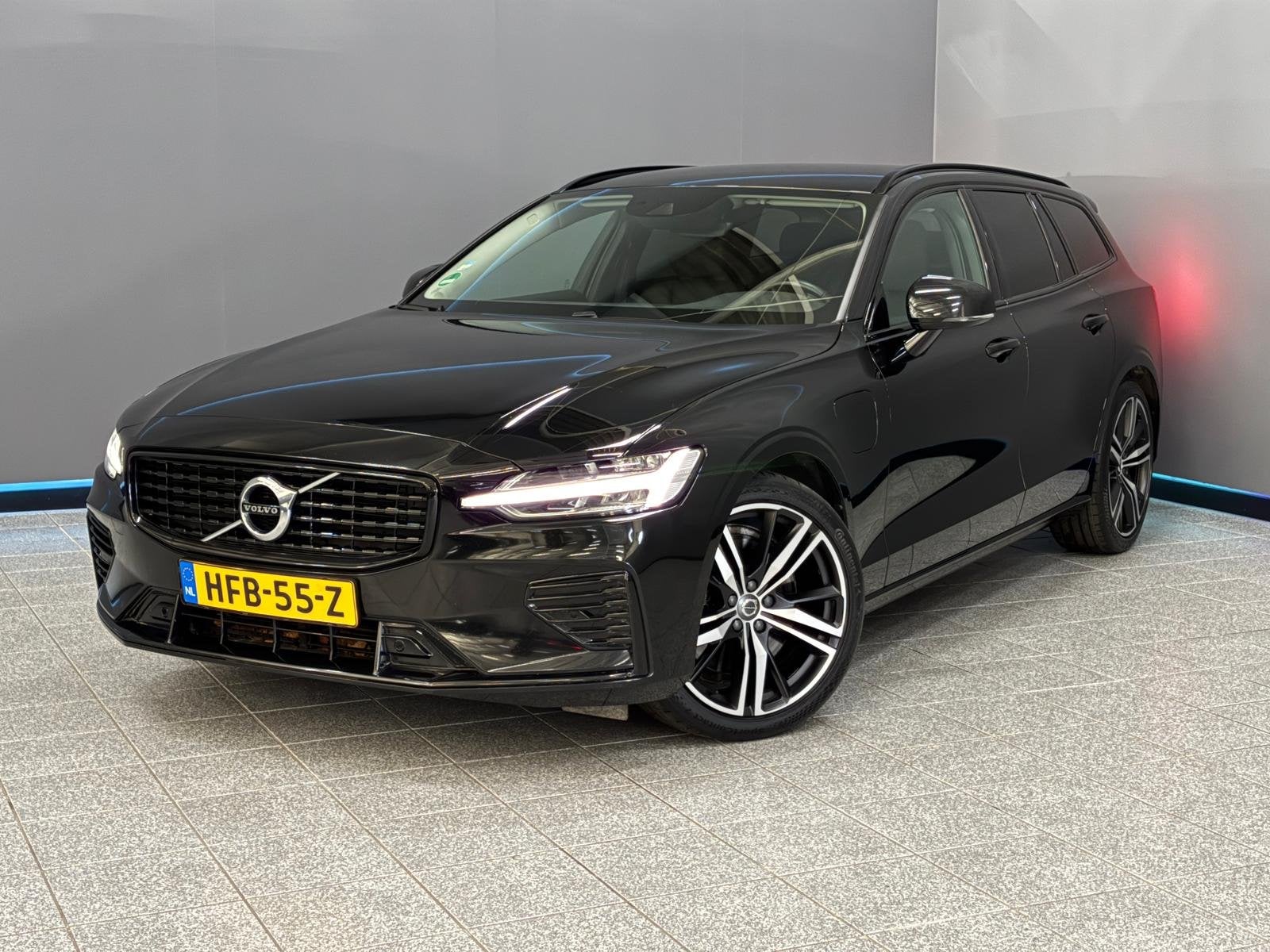 Volvo V60 2.0 T8 Recharge AWD R-Design (bj 2020, automaat), Auto's, Volvo, Automaat, Gebruikt, 4 cilinders, Zwart