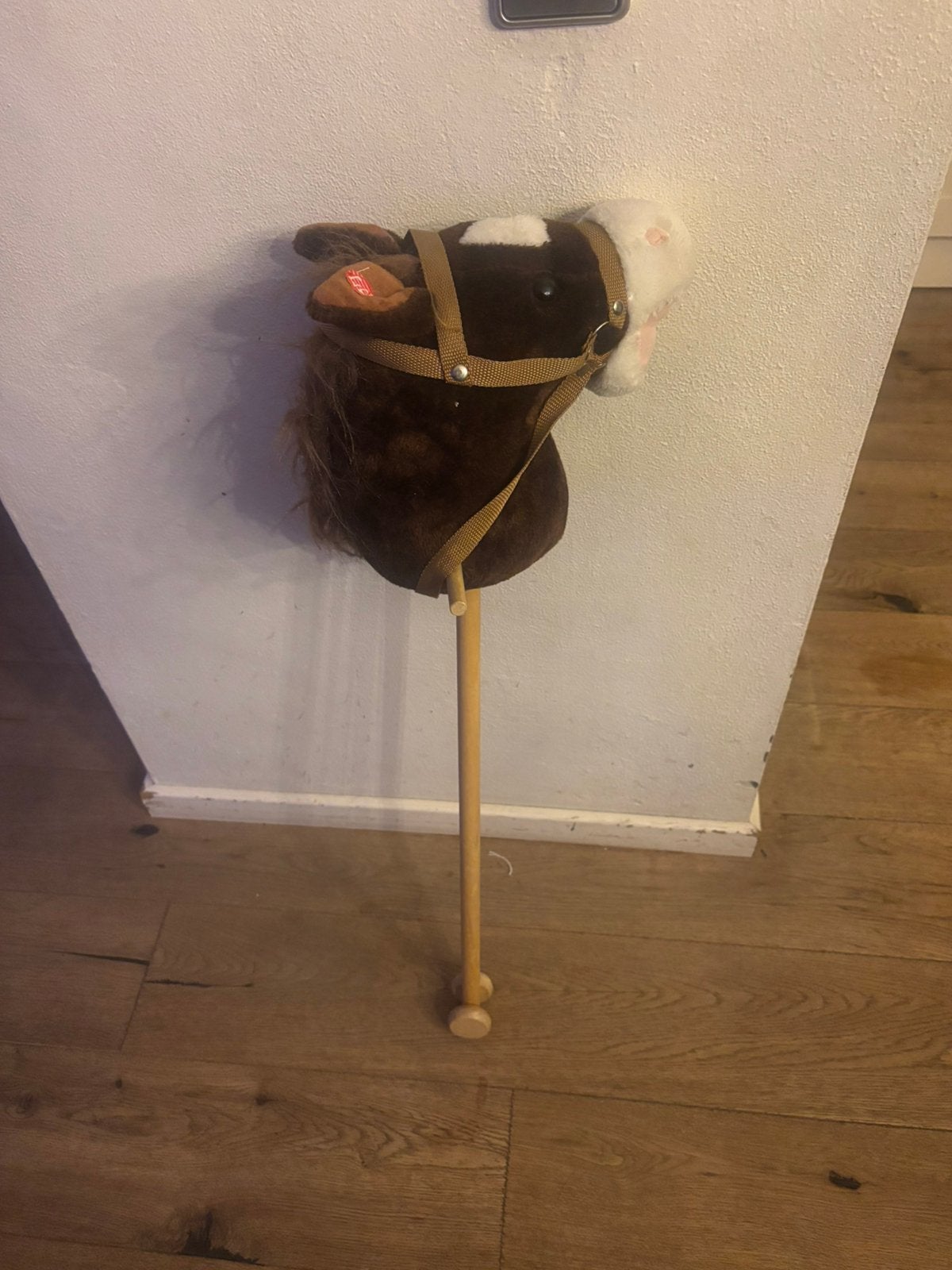 Stokpaard hobby horse bruin met tuig geluid hinnikend paard, Ophalen of Verzenden, Zo goed als nieuw