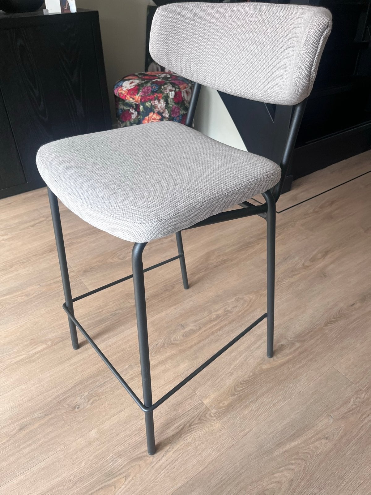 Leuke barkruk, goede kwaliteit - Showroommodel, Huis en Inrichting, Met voetsteun, 60 tot 90 cm, Ophalen of Verzenden, Zo goed als nieuw