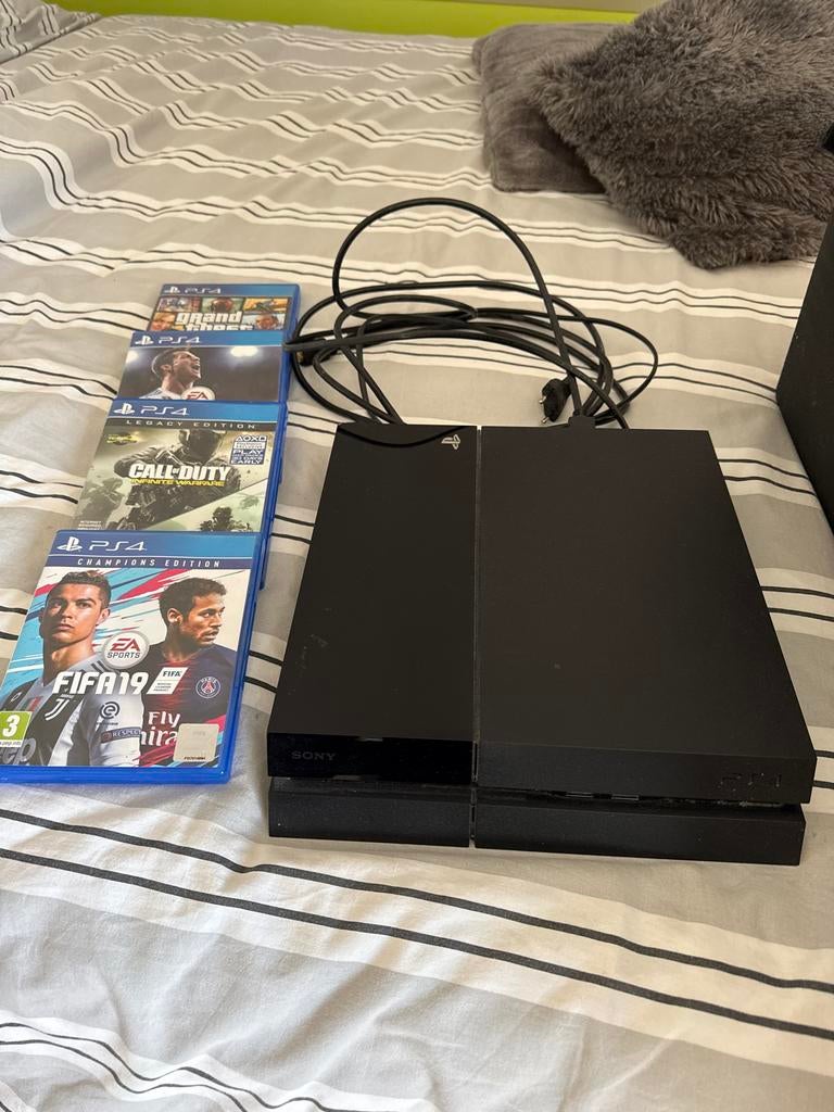 PS4 met spellen: FIFA 19, Call of Duty, Grand Theft Auto, Ophalen, Gebruikt, Vanaf 18 jaar, 2 spelers
