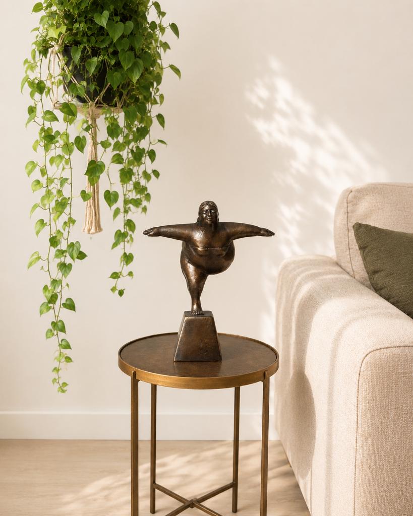 DIKKE DAME / bronzen beeld / linkerbeen naar achter