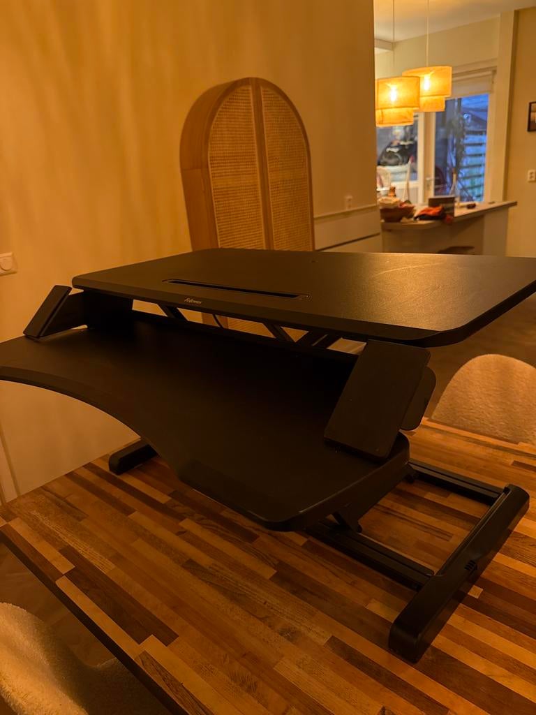 Zit-sta bureau werkstation - Ergonomisch en verstelbaar, Huis en Inrichting, Bureaus, Zo goed als nieuw, Zit-sta bureau, Overige merken