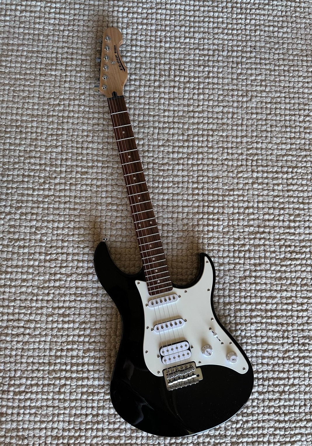 Elektrische gitaar Yamaha met gratis versterker, Met versterker, Zo goed als nieuw, Solid body, Ophalen