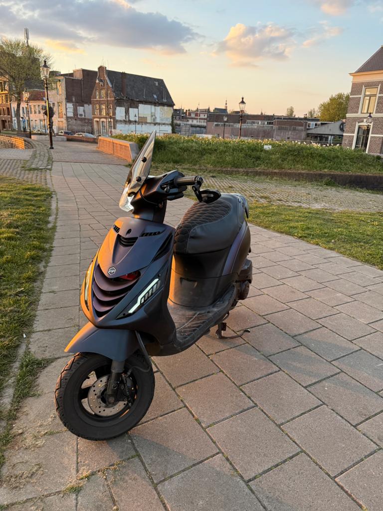 Zip 80cc full malossi 2020, Fietsen en Brommers, Scooters | Piaggio, Zo goed als nieuw, Zip, Benzine, Ophalen
