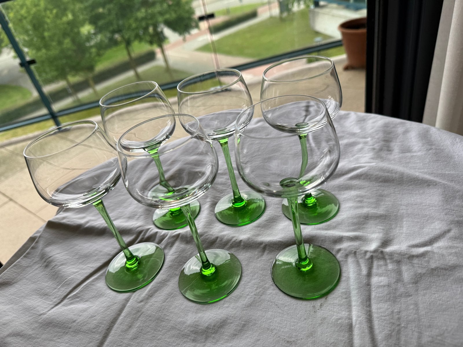 Zes klassieke Elzasser wijnglazen met groene voet, Verzamelen, Glas en Borrelglaasjes, Ophalen, Zo goed als nieuw, Overige typen