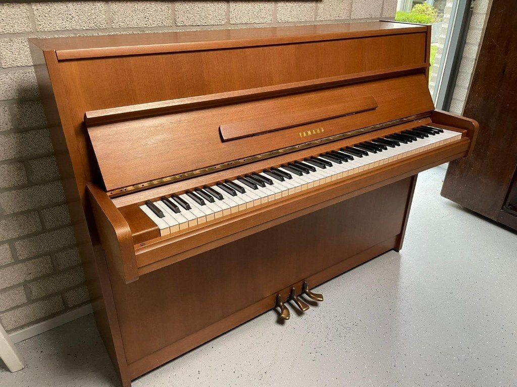 Yamaha M1 108 piano, Ophalen, Zo goed als nieuw, Bruin, Piano