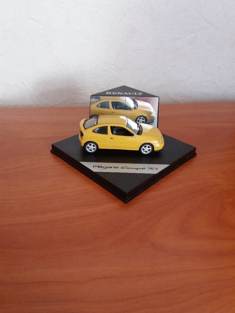 Renault Megane Coupe, geel, Vitesse, in case schaal 1:43, Ophalen of Verzenden, Gebruikt, Auto, Overige merken