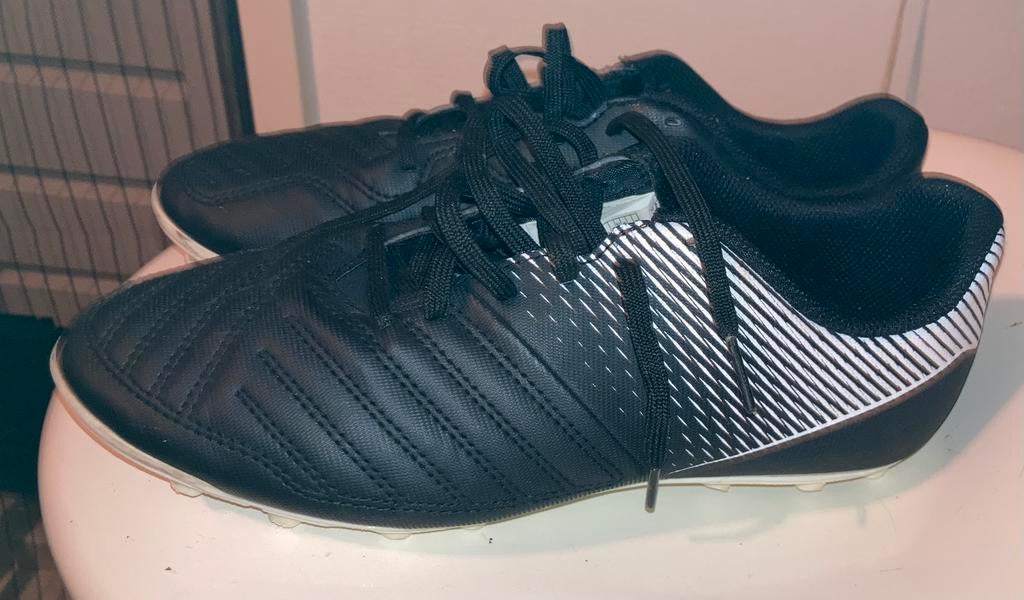 Kipsta voetbalschoenen maat 40 zwart wit, Maat XS of kleiner, Schoenen, Ophalen of Verzenden, Zo goed als nieuw