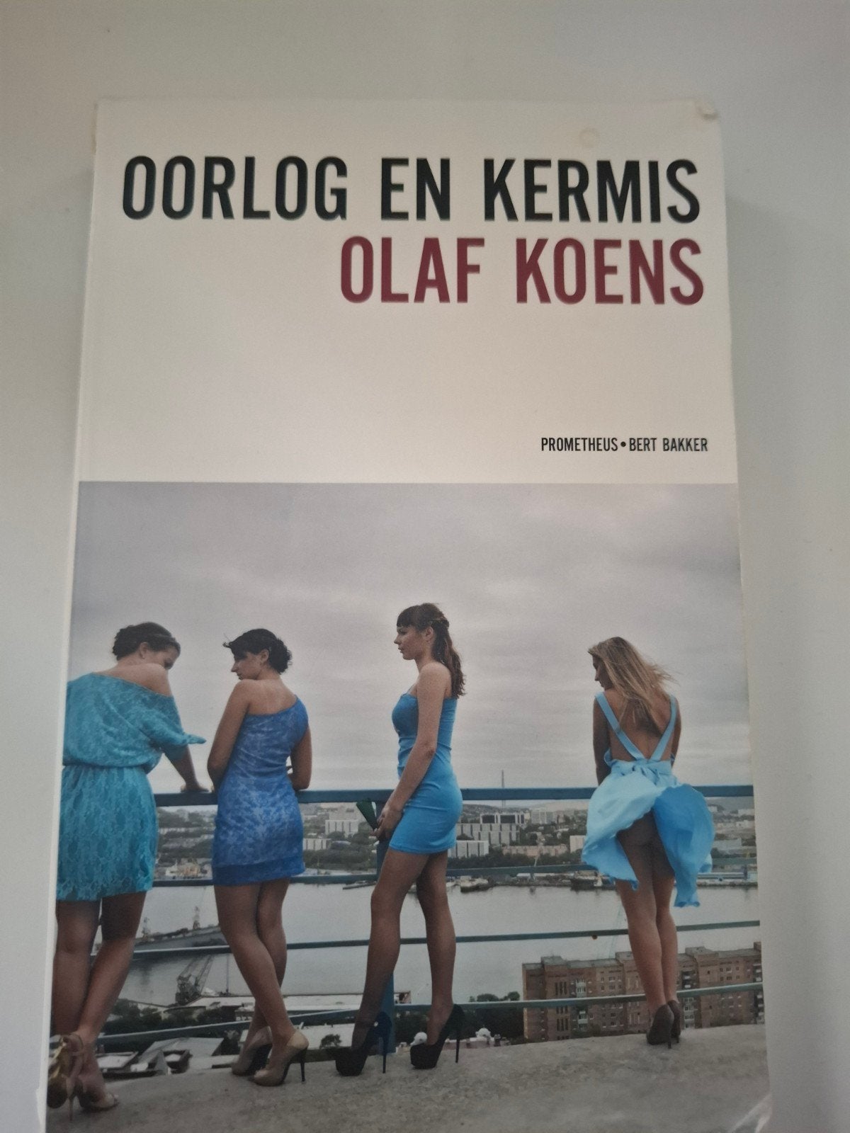 Oorlog en Kermis - Olaf Koens (Boek), Boeken, Romans, Ophalen of Verzenden, Gelezen, Olaf Koens, Nederland