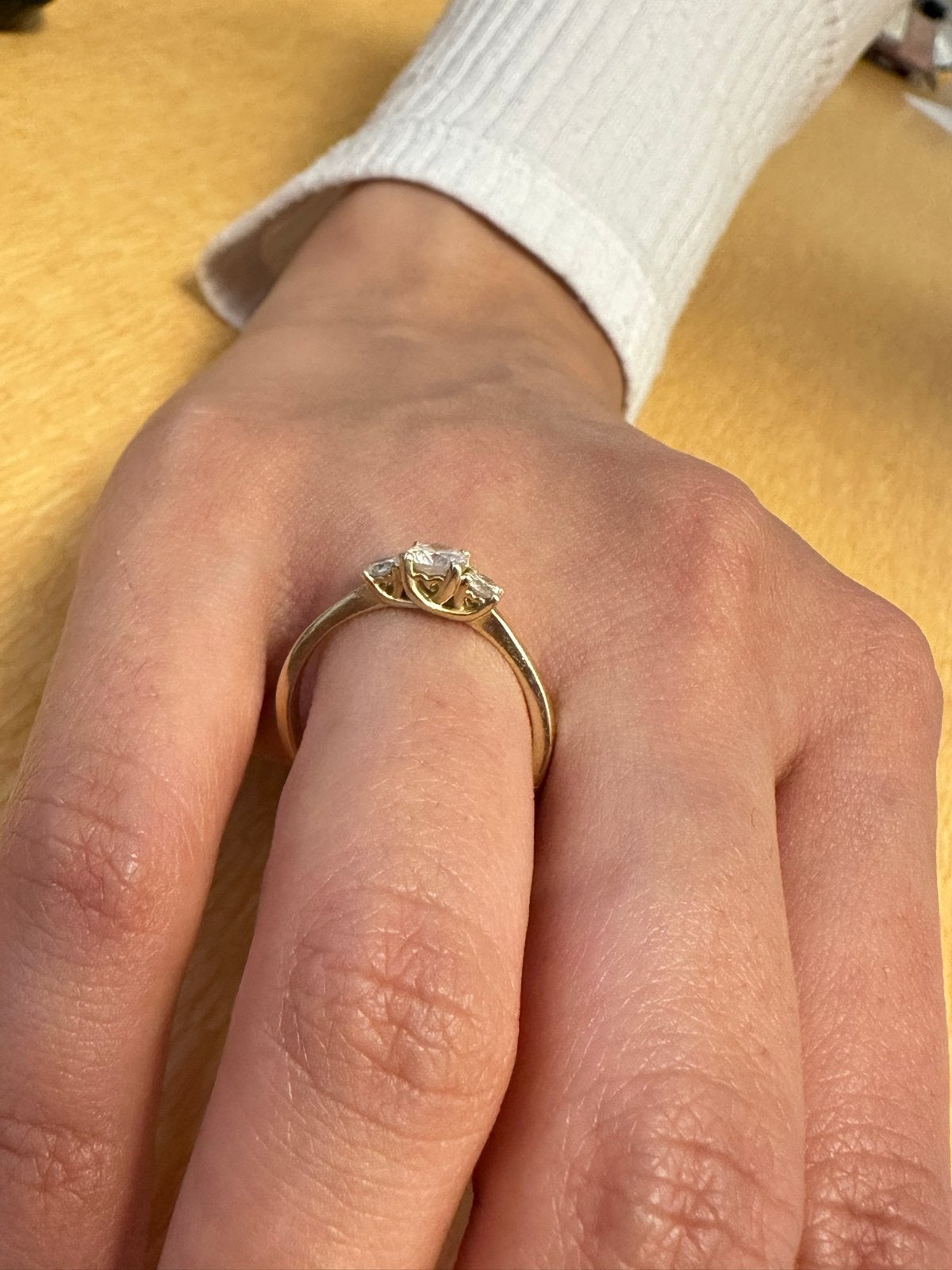 Gouden ring met drie diamanten, Sieraden, Tassen en Uiterlijk, Ringen, Zo goed als nieuw, Dame of Heer, 17 tot 18, Goud, Met edelsteen