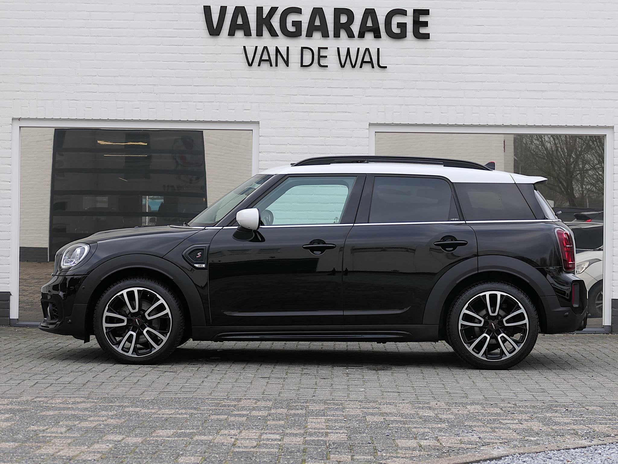 MINI Countryman 2.0 Cooper S ALL4 John Cooper Works | Panora, Automaat, 1998 cc, Zwart, 1545 kg