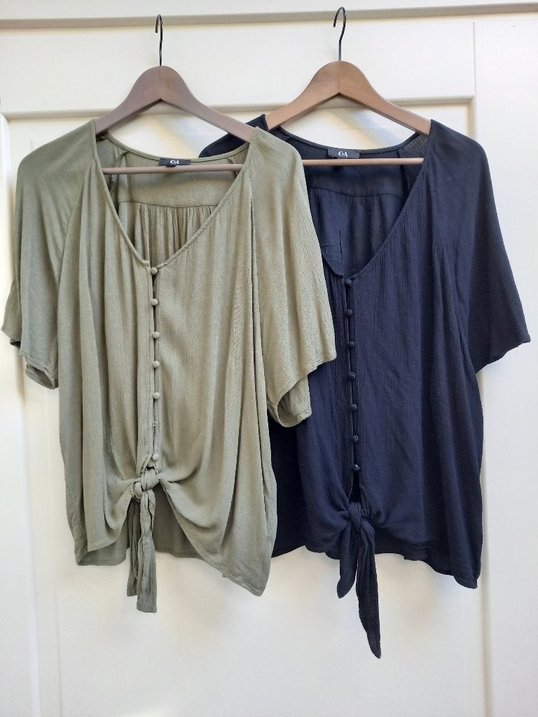 2 leuke shirts in groen en zwart mt 44, Kleding | Dames, Tops, Zwart, Maat 42/44 (L), Ophalen of Verzenden, Korte mouw
