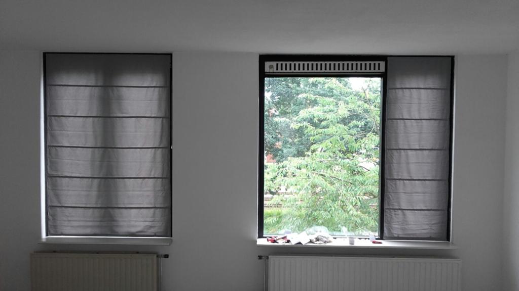 Lichtdoorlatende vouwgordijnen grijs (2 maten), Ophalen, Gebruikt, Grijs