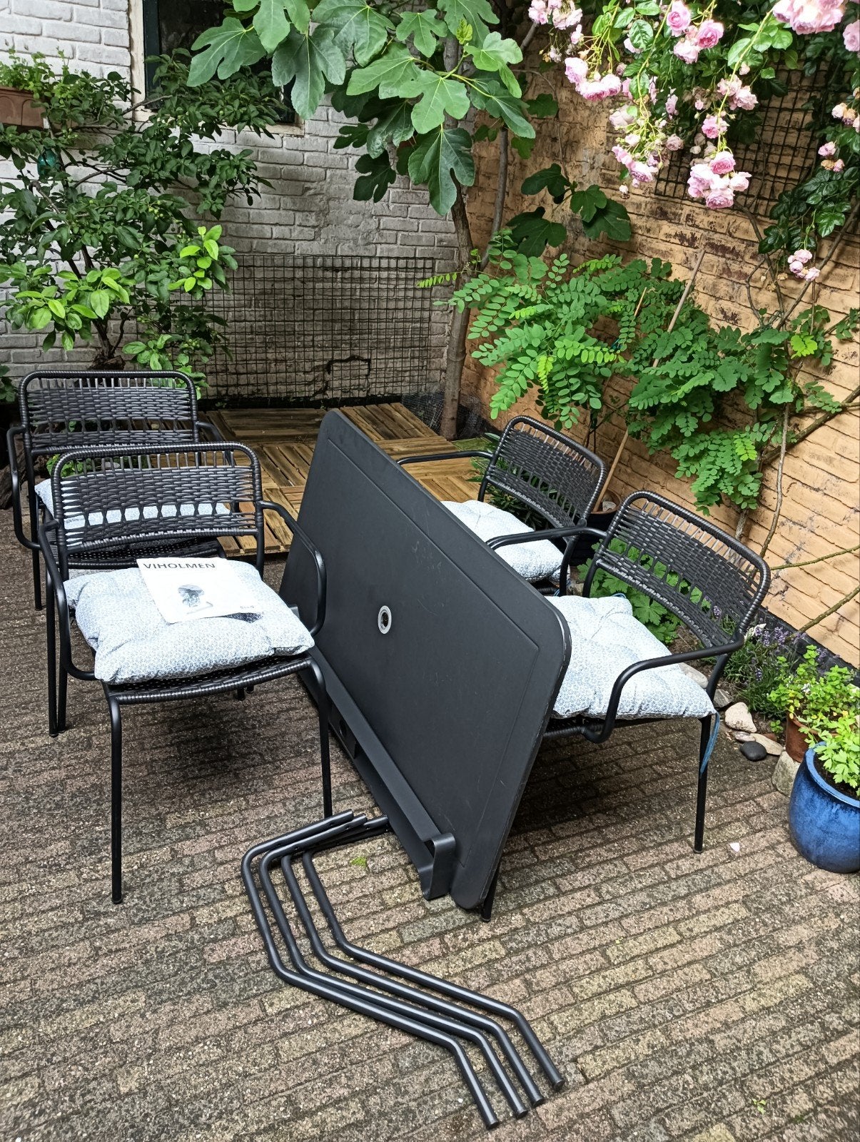 Zwart metalen tuintafel met bijpassende stoelen en kussens, Tuin en Terras, Tuinsets en Loungesets, Ophalen, Zo goed als nieuw