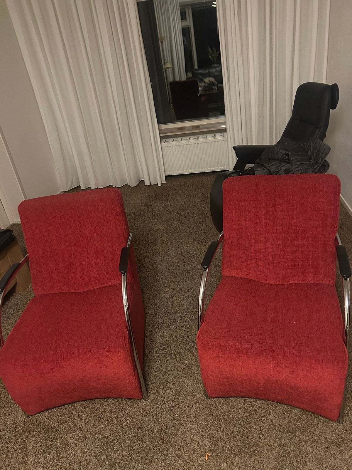 Twee rode stoelen met chromen frame, Ophalen, Gebruikt, Twee, Stof