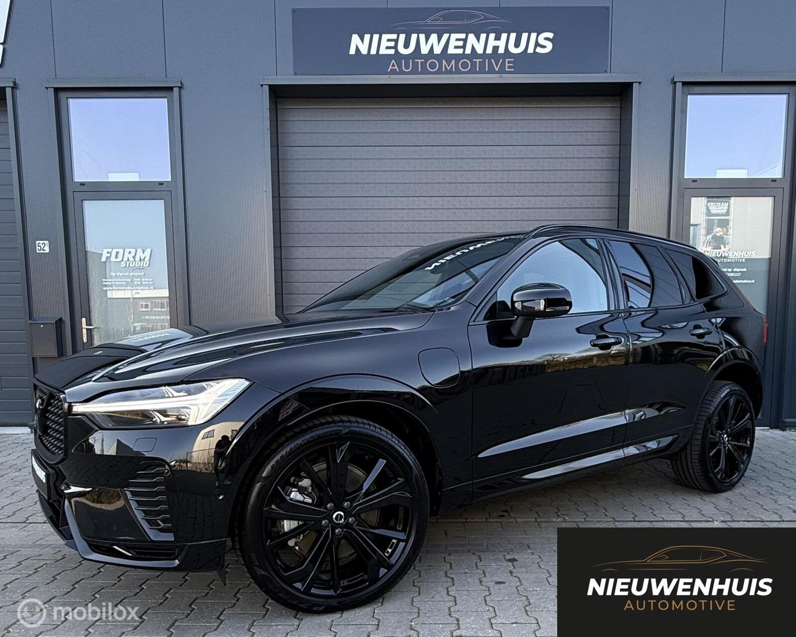 Volvo XC60 T8 Plus Black Edition PANO l HEADUP l LUCHT, Automaat, Gebruikt, Leder en Stof, Zwart