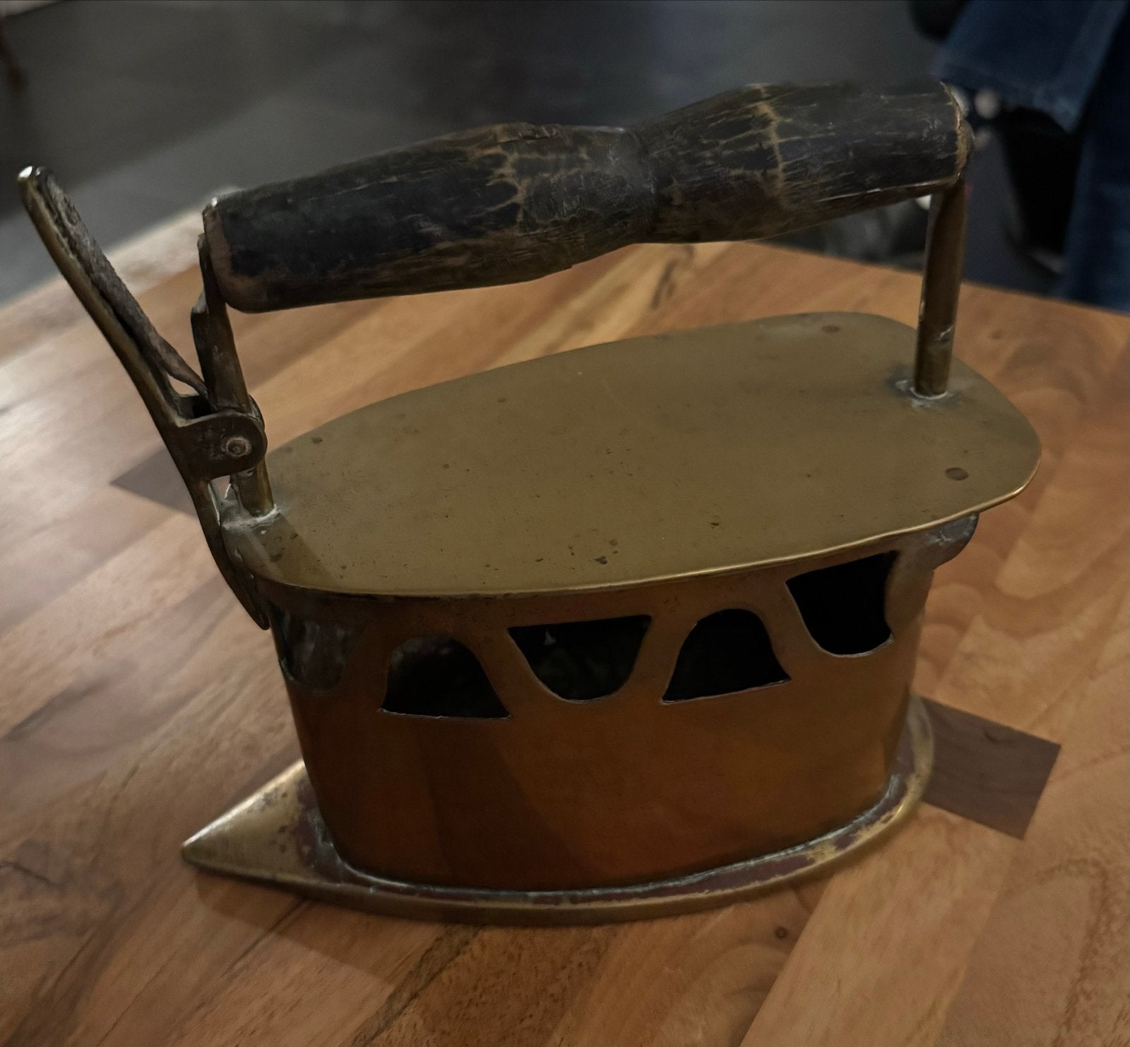 Antiek messing strijkijzer met houten handvat, Ophalen