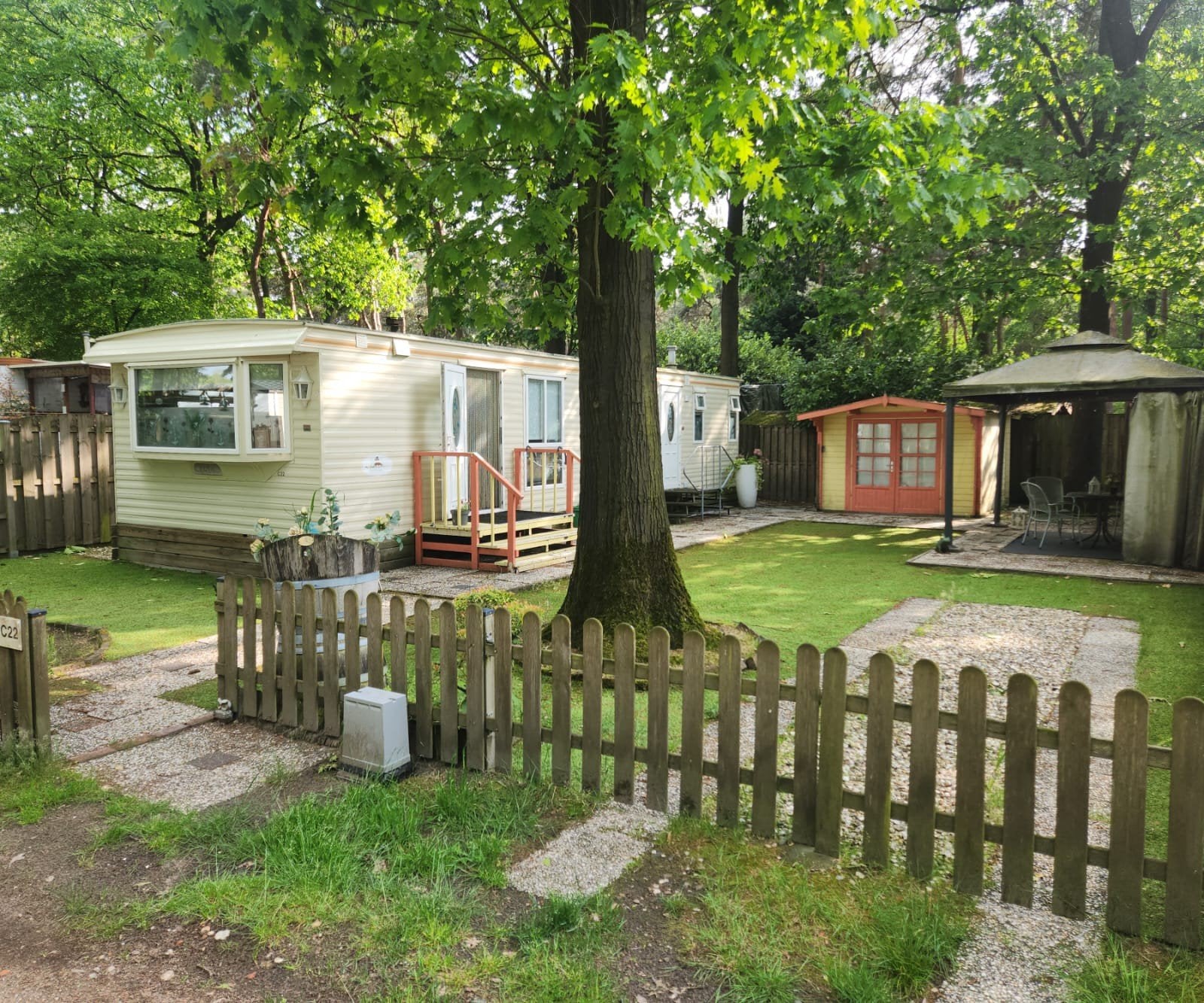Te koop nette stacaravan BaarleNassau € 19.000,-