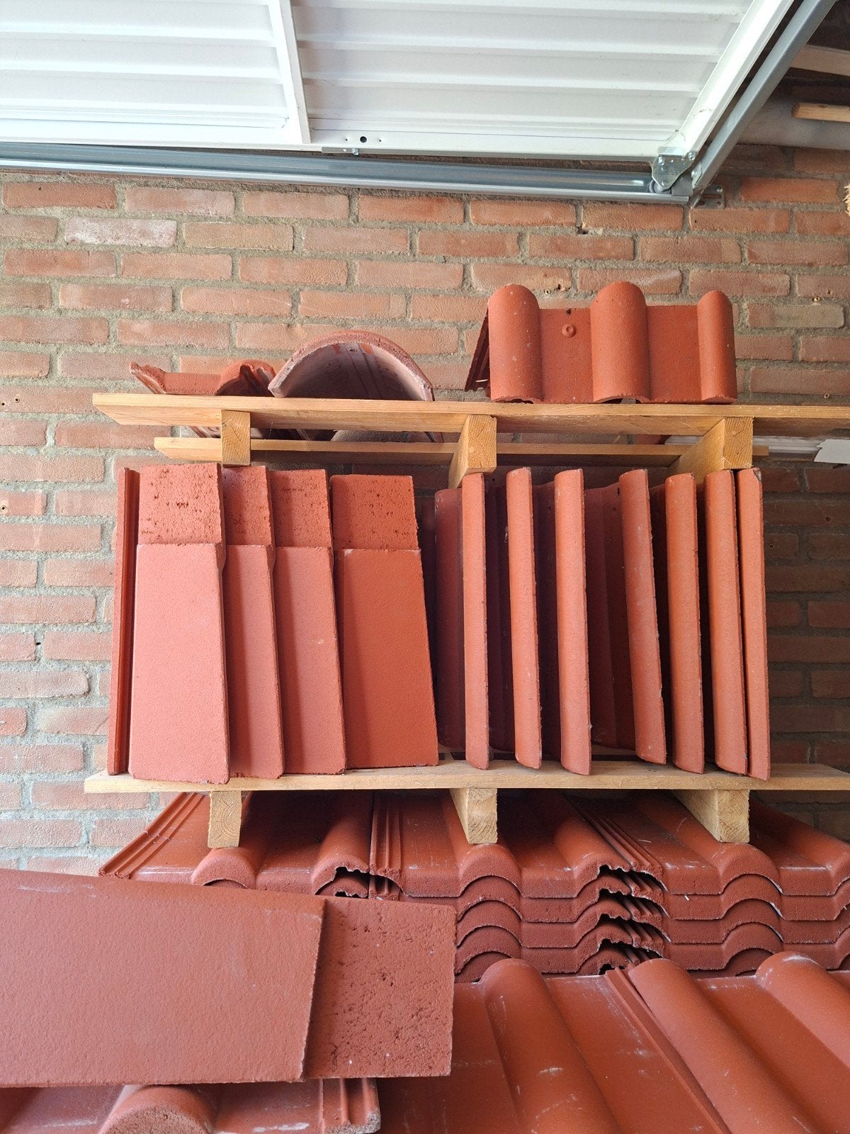 125 Nieuwe dakpannen met hulpstukken en gevelpannen, Doe-het-zelf en Verbouw, Dakpannen en Dakbedekking, Ophalen