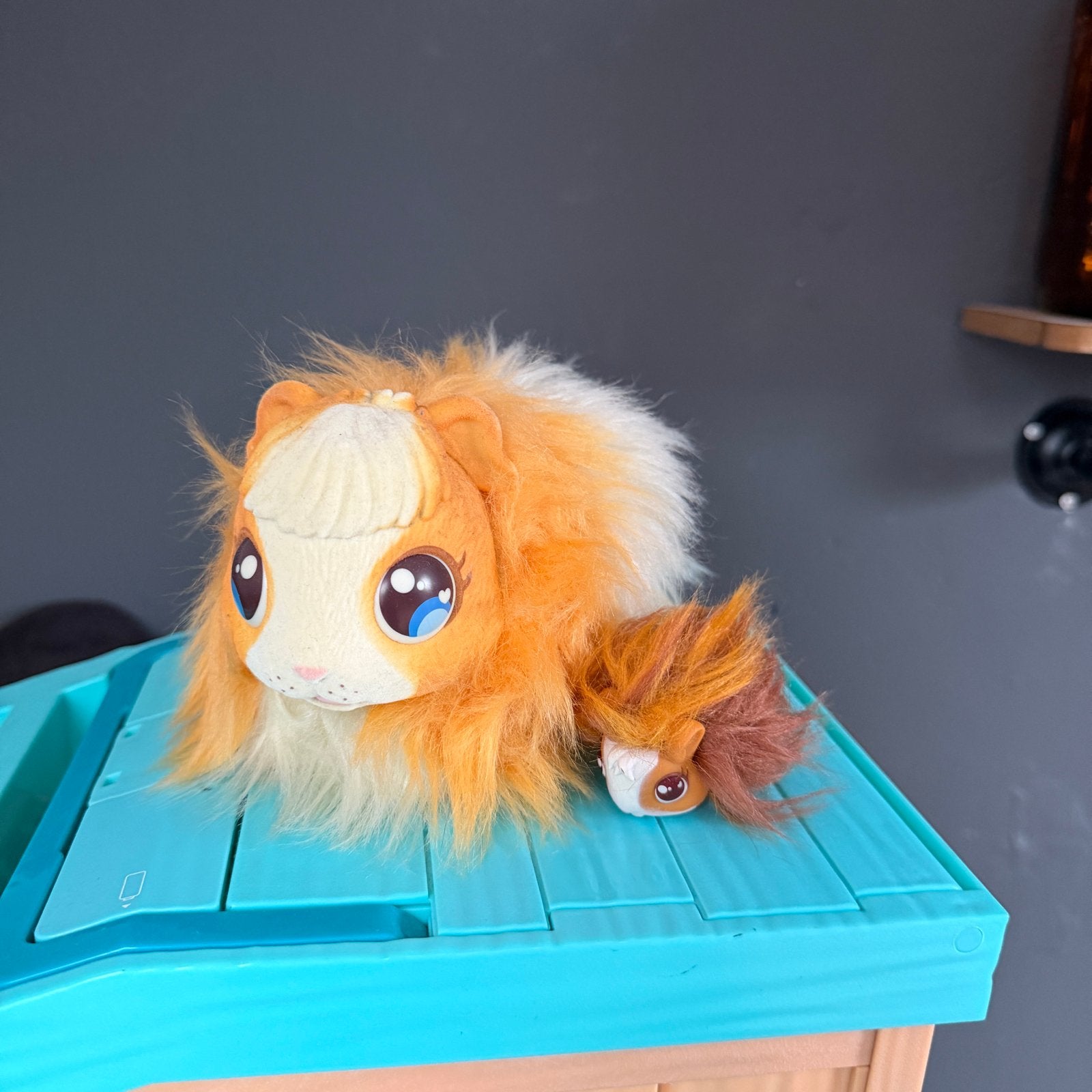 Schattige cavia knuffel met kooi en baby cavia, Oranje, Gebruikt, Overige merken, Overige karakters