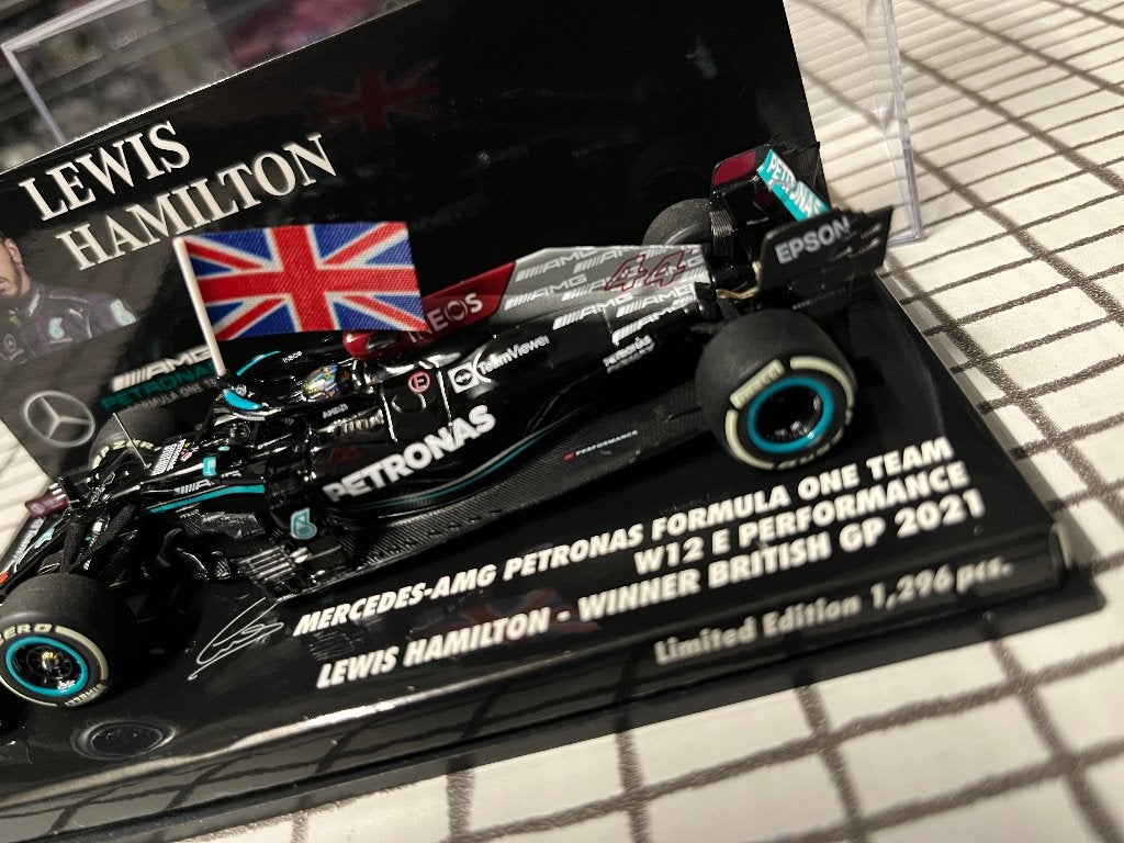 L.Hamilton 1/43 met vlag, Verzenden, Zo goed als nieuw, Formule 1