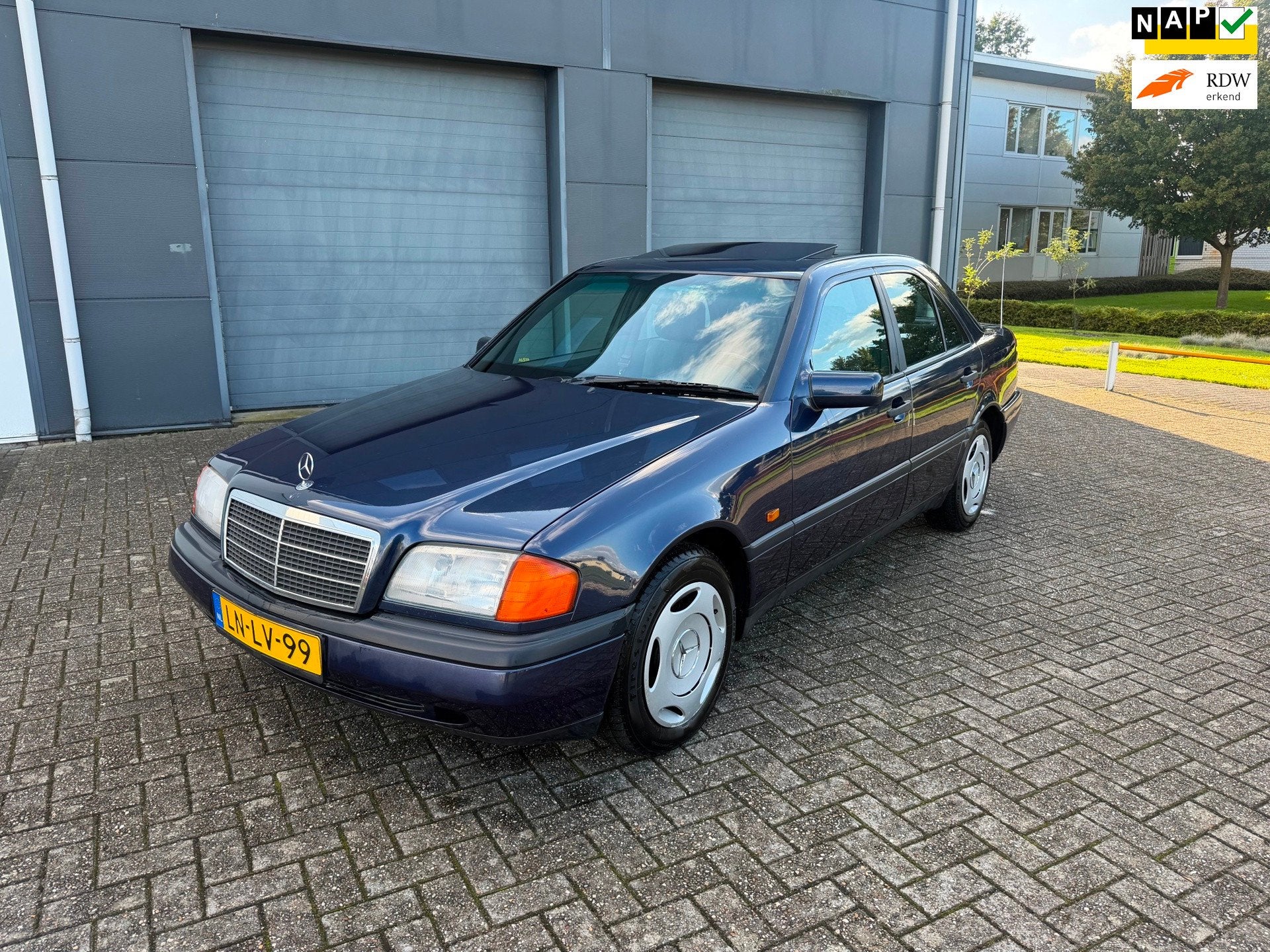 Mercedes-Benz C-klasse 200 D Sport 1995 Nieuw Apk, Auto's, Achterwielaandrijving, 4 cilinders, Blauw, Origineel Nederlands