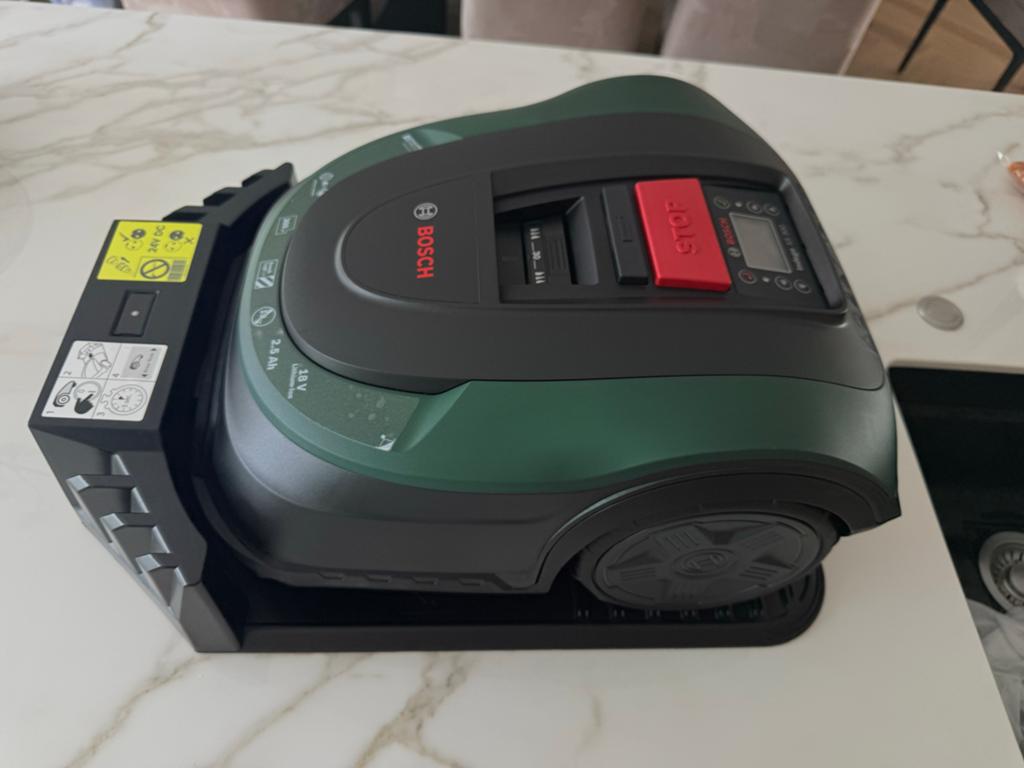 Bosch Indego XS 300 robotmaaier + garage - Nieuwstaat, Ophalen of Verzenden, Nieuw, 20 tot 25 cm, Bestuurbaar via app