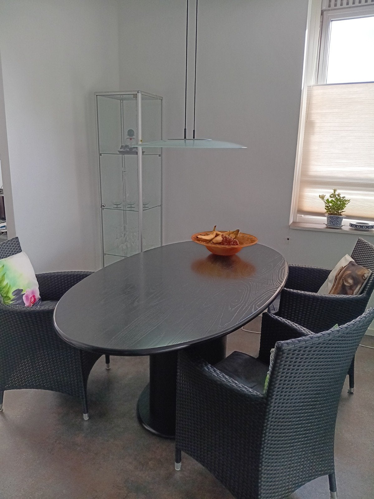 Ovale zwarte eettafel zwart – Design - Uitschuifbaar, Huis en Inrichting, Ophalen, Gebruikt, Design, 50 tot 100 cm