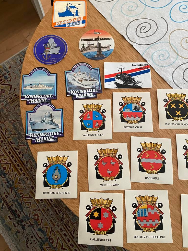 Verzameling Koninklijke Marine stickers en wapenschilden, Ophalen of Verzenden, Gebruikt, Overige typen