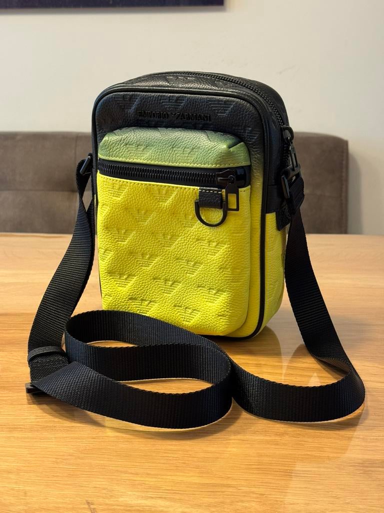 Emporio Armani crossbody tas zwart geel messenger bag leder, Sieraden, Tassen en Uiterlijk, Tassen | Schoudertassen, Zo goed als nieuw