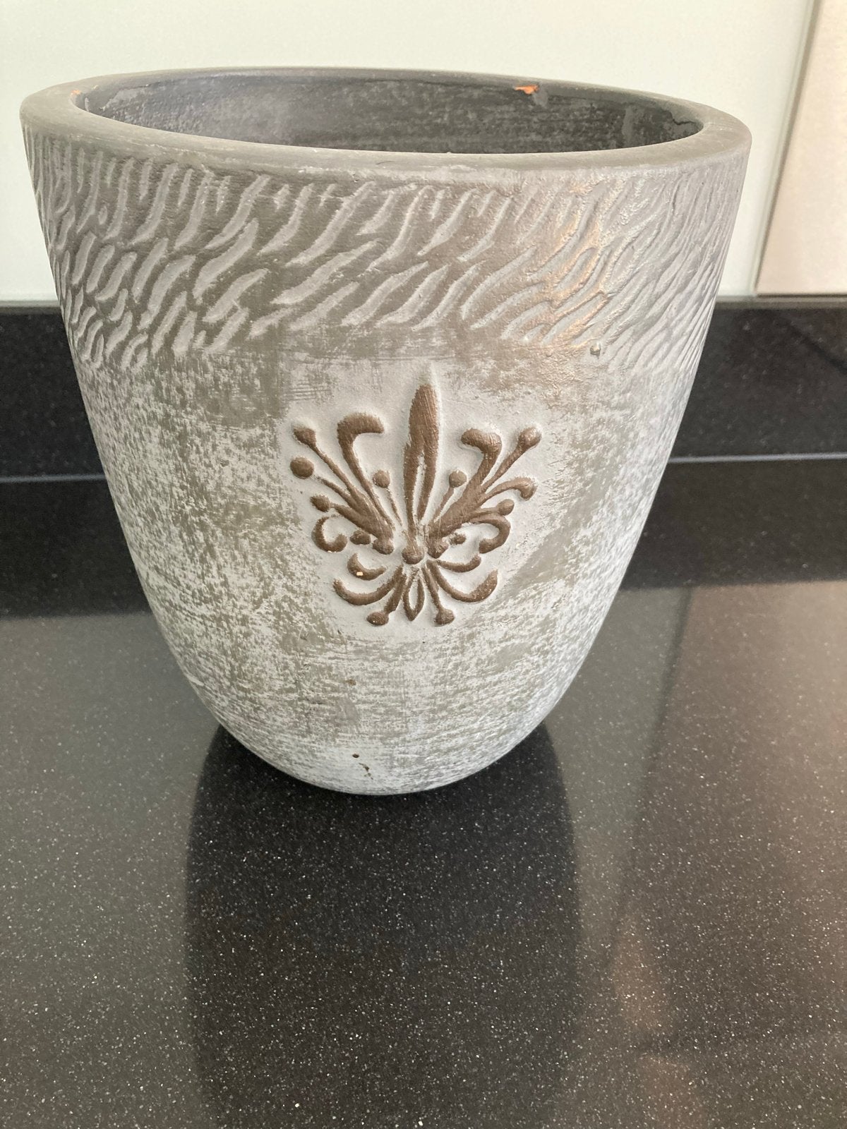 Decoratieve bloempot met Fleur-de-lis, Gebruikt, Rond, Binnen, Ophalen of Verzenden