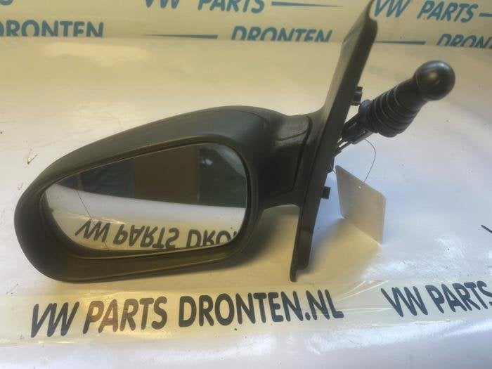 Buitenspiegel links van een Volkswagen Fox