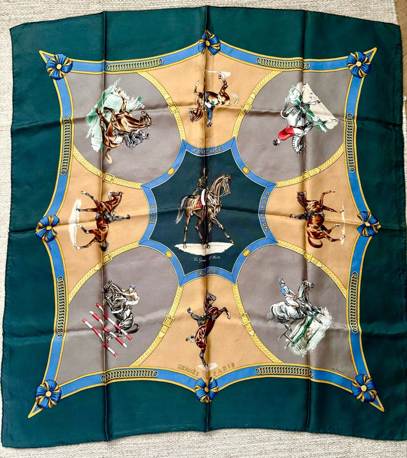 Hermès zijden sjaal "Le Grand Carrousel" 90x90 cm, Ophalen of Verzenden, Zo goed als nieuw, Maat 46/48 (XL) of groter, Sjaal