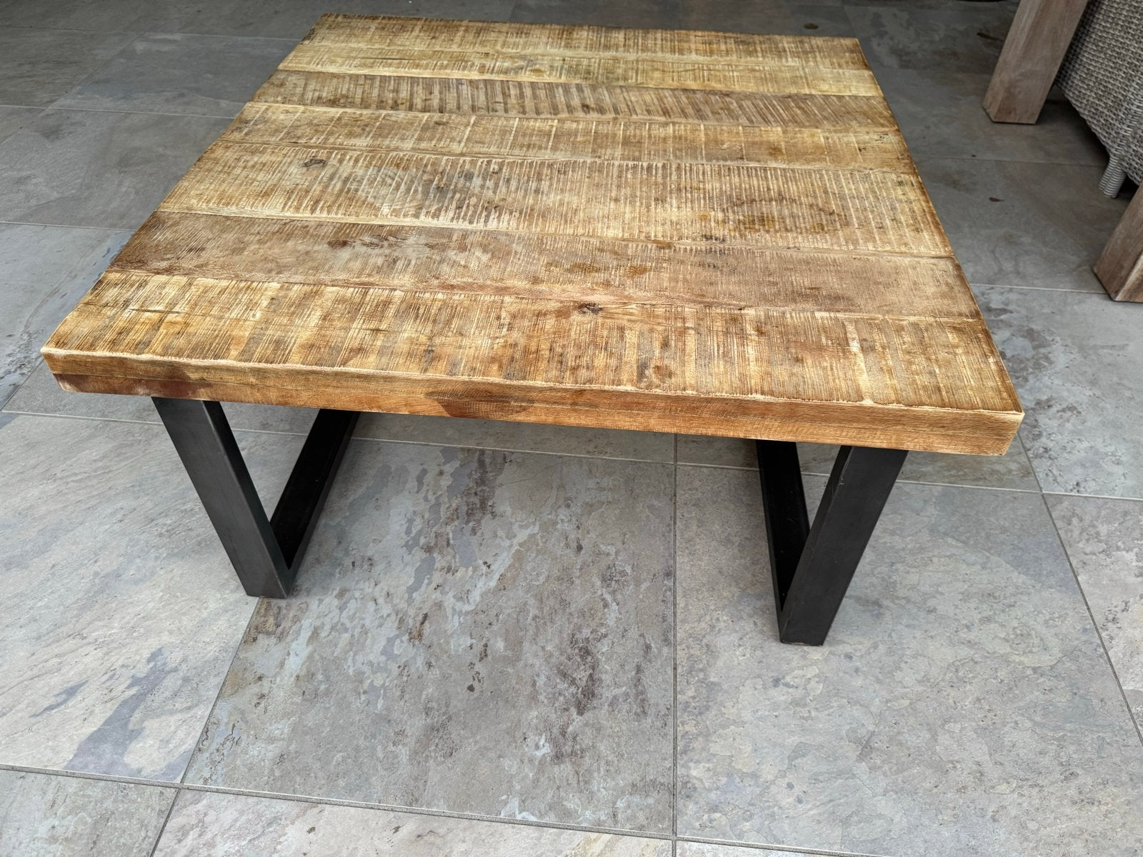 Grote salontafel 100x100 cm mangohout met stalen onderstel, Huis en Inrichting, Tafels | Salontafels, Gebruikt, 5 – 50, 100 tot 150 cm