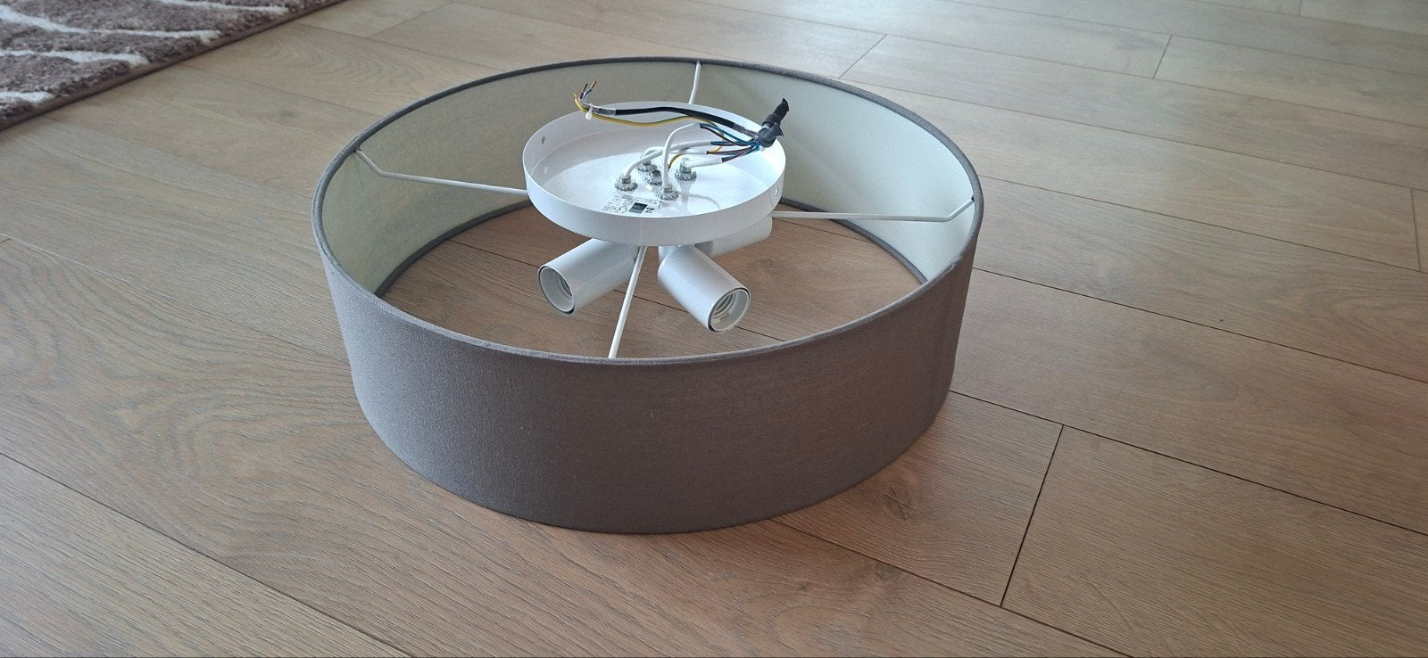 Prachtige moderne plafondlamp. Grijze kap met bodemplaat, Huis en Inrichting, Lampen | Lampenkappen, Ophalen, Zo goed als nieuw