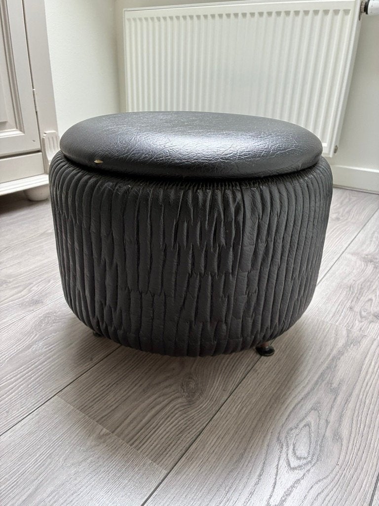 Vintage poef opbergruimte skai nepleer zwart, Huis en Inrichting, Banken | Voetenbanken en Poefen, Minder dan 50 cm, Gebruikt
