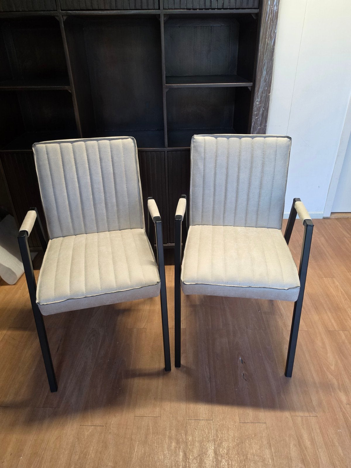 Eetkamerstoel Tivoli met armleuning - Beige eco leer, Overige kleuren, Ophalen of Verzenden, Zo goed als nieuw, Meubel Outlet Meppel