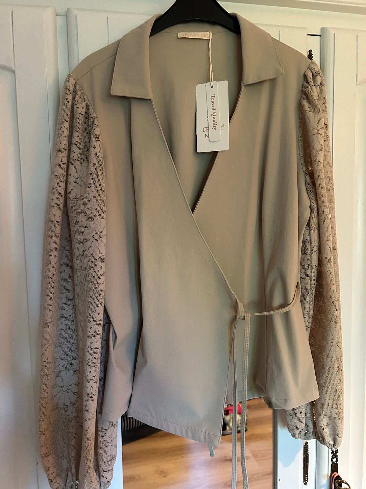 Nieuw Triple Nine blouse/jasje met kanten mouwen, Ophalen of Verzenden, Nieuw, Maat 46/48 (XL) of groter, Beige