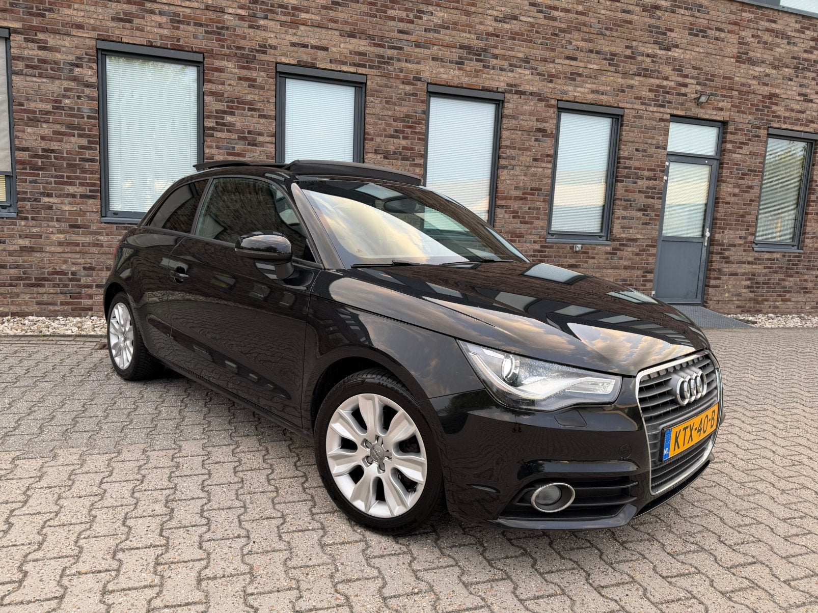 Audi A1 1.4 TFSI 122PK Airco Navi PDC Pano Xenon Stoelverw, Auto's, Audi, Voorwielaandrijving, Stof, Zwart, 4 cilinders