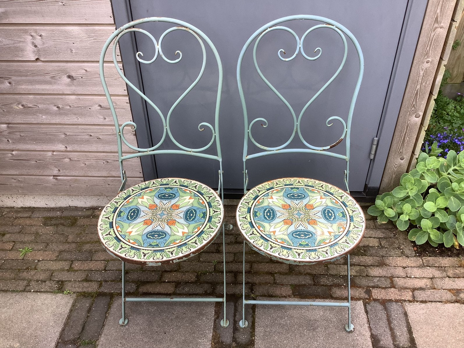 Twee smeedijzeren stoelen met tegeltjes, Ophalen, Gebruikt