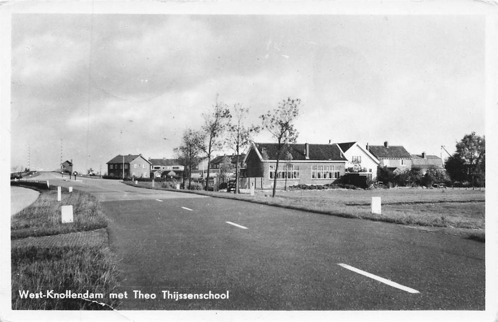 703-439-027 West-Knollendam met Theo Thijssenschool, Verzenden, Voor 1920, Noord-Holland