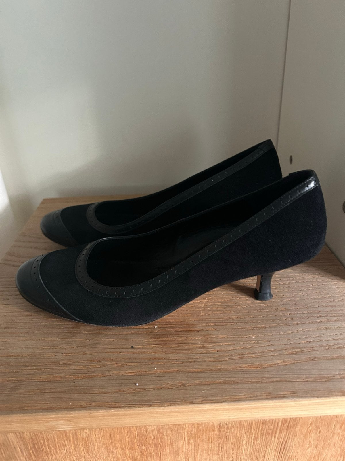 Zwarte suède pumps met lage hak - L.K. Bennett, Ophalen of Verzenden, Gedragen, Zwart, Pumps